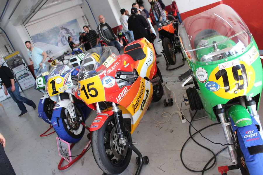 La sexta edición del RacingLegends se está celebrando en el Circuit Ricardo Tormo de Cheste con LAS PROVINCIAS como medio oficial y un espectacular ambiente tanto en las carreras de coches y motos clásicos en pista como en la exposición de coches de particulares y clubes en el paddock. Decenas de tiendas de accesorios vintage, motos 'café racer', 'food trucks', clubes de marcas como Citroën, que celebra su centenario, o Mini, que cumple seis décadas en este 2019 y un amplio abanico de actividades reciben a los visitantes, que disfrutan este año de una excelente meteorología.