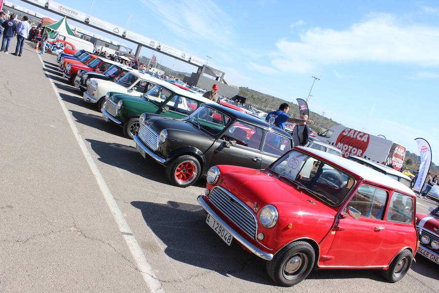 La sexta edición del RacingLegends se está celebrando en el Circuit Ricardo Tormo de Cheste con LAS PROVINCIAS como medio oficial y un espectacular ambiente tanto en las carreras de coches y motos clásicos en pista como en la exposición de coches de particulares y clubes en el paddock. Decenas de tiendas de accesorios vintage, motos 'café racer', 'food trucks', clubes de marcas como Citroën, que celebra su centenario, o Mini, que cumple seis décadas en este 2019 y un amplio abanico de actividades reciben a los visitantes, que disfrutan este año de una excelente meteorología.