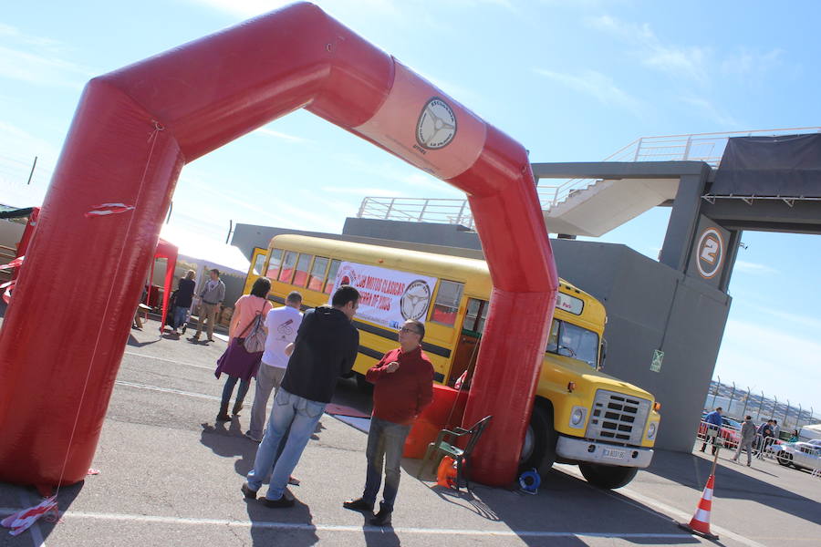 La sexta edición del RacingLegends se está celebrando en el Circuit Ricardo Tormo de Cheste con LAS PROVINCIAS como medio oficial y un espectacular ambiente tanto en las carreras de coches y motos clásicos en pista como en la exposición de coches de particulares y clubes en el paddock. Decenas de tiendas de accesorios vintage, motos 'café racer', 'food trucks', clubes de marcas como Citroën, que celebra su centenario, o Mini, que cumple seis décadas en este 2019 y un amplio abanico de actividades reciben a los visitantes, que disfrutan este año de una excelente meteorología.