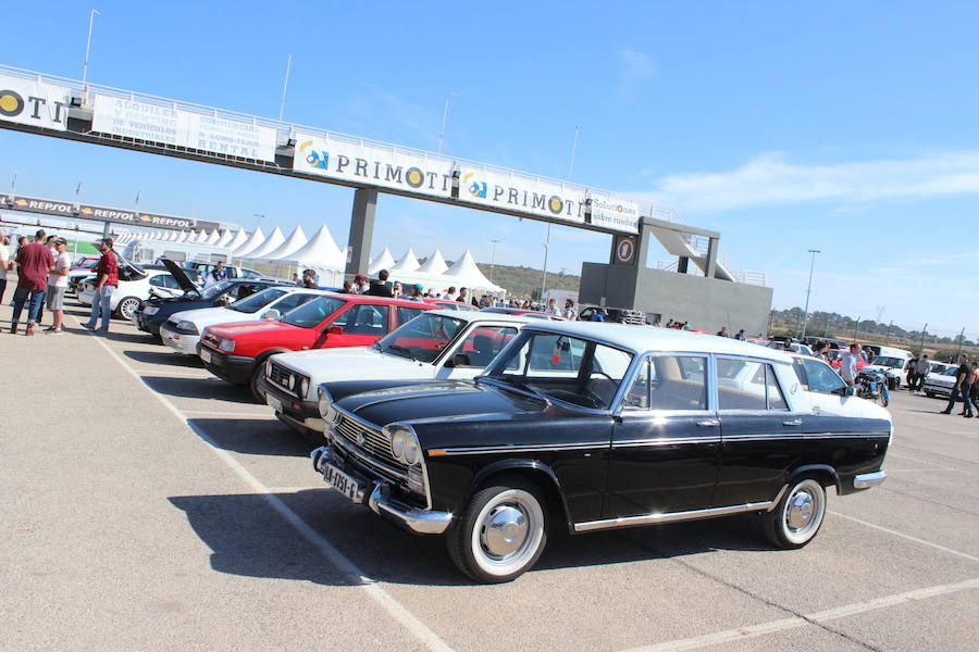 La sexta edición del RacingLegends se está celebrando en el Circuit Ricardo Tormo de Cheste con LAS PROVINCIAS como medio oficial y un espectacular ambiente tanto en las carreras de coches y motos clásicos en pista como en la exposición de coches de particulares y clubes en el paddock. Decenas de tiendas de accesorios vintage, motos 'café racer', 'food trucks', clubes de marcas como Citroën, que celebra su centenario, o Mini, que cumple seis décadas en este 2019 y un amplio abanico de actividades reciben a los visitantes, que disfrutan este año de una excelente meteorología.