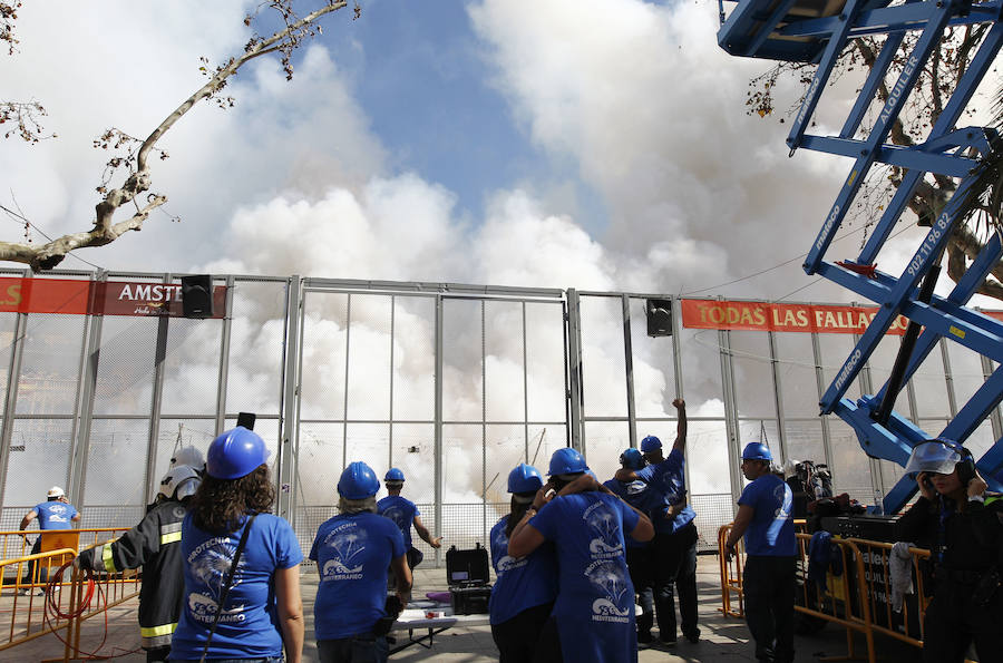 Las imágenes que deja el disparo de Pirotecnia del Mediterráneo en las Fallas de Valencia.