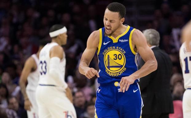 Stephen Curry, celebrando la victoria de su equipo frente a los Sixers.