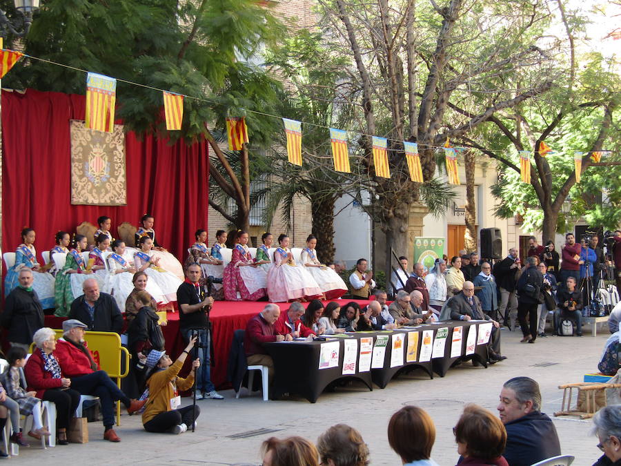 La Falla Plaza del Árbol ha organizado una nueva edición de su tradicional certamen fallero en el que los miembros más jóvenes de las comisiones participantes honran, homanjean y cantan a la Valencia clásica y al origen de la fiesta fallera. La plaza del Carmen ha acogido el desfile de las 18 comisiones participantes en la presente edición (58ª). En este caso el primer premio en Canto ha sido para la Falla Ripalda-Beneficiencia-San Ramón y el primero de Conjunto para Quart-Extramuro, comisión que también se ha alzado con el máximo galardón en Niño Típico.