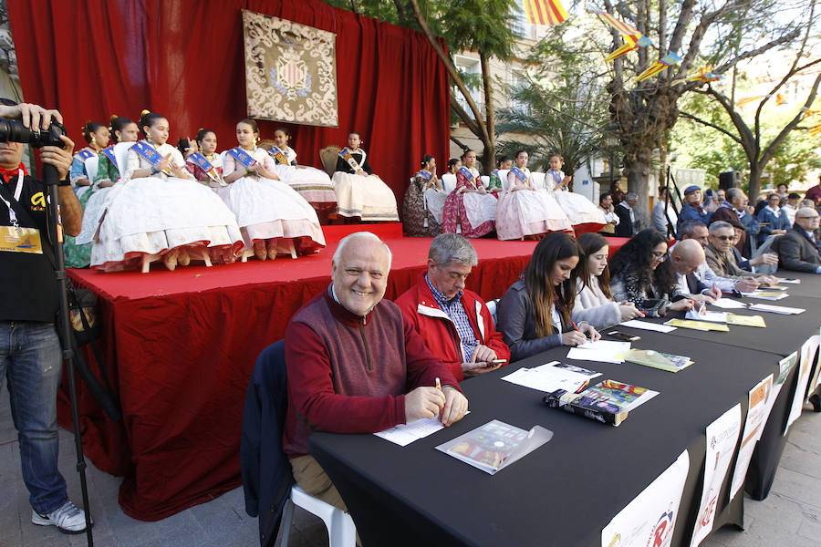 La Falla Plaza del Árbol ha organizado una nueva edición de su tradicional certamen fallero en el que los miembros más jóvenes de las comisiones participantes honran, homanjean y cantan a la Valencia clásica y al origen de la fiesta fallera. La plaza del Carmen ha acogido el desfile de las 18 comisiones participantes en la presente edición (58ª). En este caso el primer premio en Canto ha sido para la Falla Ripalda-Beneficiencia-San Ramón y el primero de Conjunto para Quart-Extramuro, comisión que también se ha alzado con el máximo galardón en Niño Típico.