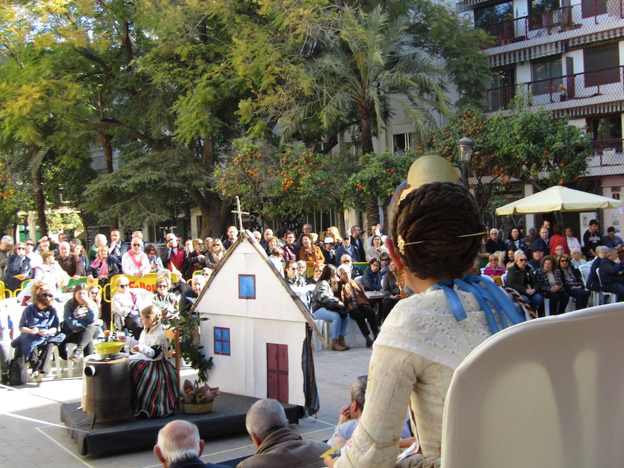 La Falla Plaza del Árbol ha organizado una nueva edición de su tradicional certamen fallero en el que los miembros más jóvenes de las comisiones participantes honran, homanjean y cantan a la Valencia clásica y al origen de la fiesta fallera. La plaza del Carmen ha acogido el desfile de las 18 comisiones participantes en la presente edición (58ª). En este caso el primer premio en Canto ha sido para la Falla Ripalda-Beneficiencia-San Ramón y el primero de Conjunto para Quart-Extramuro, comisión que también se ha alzado con el máximo galardón en Niño Típico.