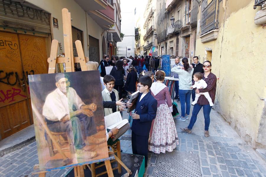 La Falla Plaza del Árbol ha organizado una nueva edición de su tradicional certamen fallero en el que los miembros más jóvenes de las comisiones participantes honran, homanjean y cantan a la Valencia clásica y al origen de la fiesta fallera. La plaza del Carmen ha acogido el desfile de las 18 comisiones participantes en la presente edición (58ª). En este caso el primer premio en Canto ha sido para la Falla Ripalda-Beneficiencia-San Ramón y el primero de Conjunto para Quart-Extramuro, comisión que también se ha alzado con el máximo galardón en Niño Típico. Sara Larrazábal, fallera mayor infantil de Valencia 2019, ha presidido el acto junto con Rocío Rodríguez Sánchez, máxima representante infantil de la comisión plaza del Árbol.