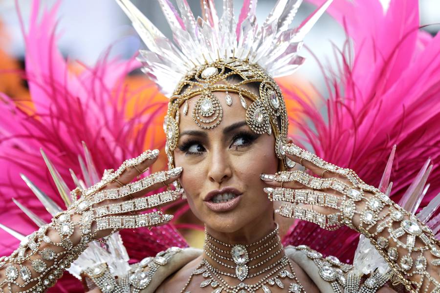 Mendigos bailarines, un navío pirata con agua fluyendo en cascada y hasta un motero encima de un carro alegórico: los desfiles del sambódromo, en Río de Janeiro, han dado la bienvenida a uno de los carnavales más importantes del mundo. Creatividad, sensualidad y exuberancia han sido las protagonistas de unos desfiles en los que se han realizado reclamos de igualdad y justicia, así como mensajes contra el lavado de dinero y la corrupción desbordada en el país suramericano.
