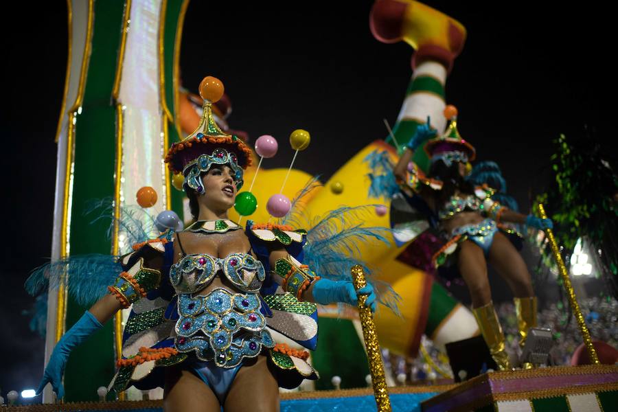 Mendigos bailarines, un navío pirata con agua fluyendo en cascada y hasta un motero encima de un carro alegórico: los desfiles del sambódromo, en Río de Janeiro, han dado la bienvenida a uno de los carnavales más importantes del mundo. Creatividad, sensualidad y exuberancia han sido las protagonistas de unos desfiles en los que se han realizado reclamos de igualdad y justicia, así como mensajes contra el lavado de dinero y la corrupción desbordada en el país suramericano.