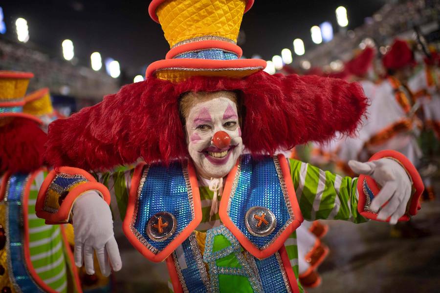 Mendigos bailarines, un navío pirata con agua fluyendo en cascada y hasta un motero encima de un carro alegórico: los desfiles del sambódromo, en Río de Janeiro, han dado la bienvenida a uno de los carnavales más importantes del mundo. Creatividad, sensualidad y exuberancia han sido las protagonistas de unos desfiles en los que se han realizado reclamos de igualdad y justicia, así como mensajes contra el lavado de dinero y la corrupción desbordada en el país suramericano.