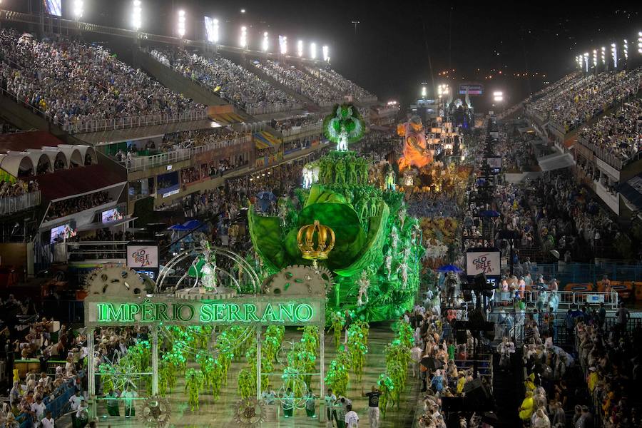 Mendigos bailarines, un navío pirata con agua fluyendo en cascada y hasta un motero encima de un carro alegórico: los desfiles del sambódromo, en Río de Janeiro, han dado la bienvenida a uno de los carnavales más importantes del mundo. Creatividad, sensualidad y exuberancia han sido las protagonistas de unos desfiles en los que se han realizado reclamos de igualdad y justicia, así como mensajes contra el lavado de dinero y la corrupción desbordada en el país suramericano.