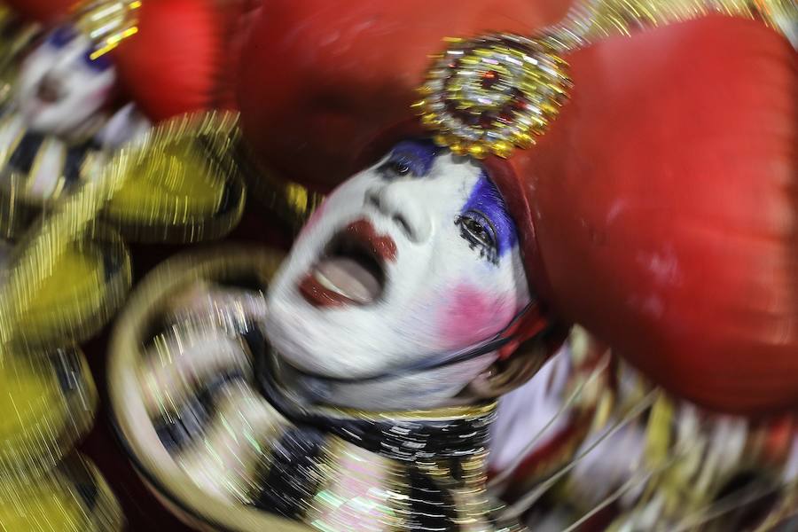 Mendigos bailarines, un navío pirata con agua fluyendo en cascada y hasta un motero encima de un carro alegórico: los desfiles del sambódromo, en Río de Janeiro, han dado la bienvenida a uno de los carnavales más importantes del mundo. Creatividad, sensualidad y exuberancia han sido las protagonistas de unos desfiles en los que se han realizado reclamos de igualdad y justicia, así como mensajes contra el lavado de dinero y la corrupción desbordada en el país suramericano.