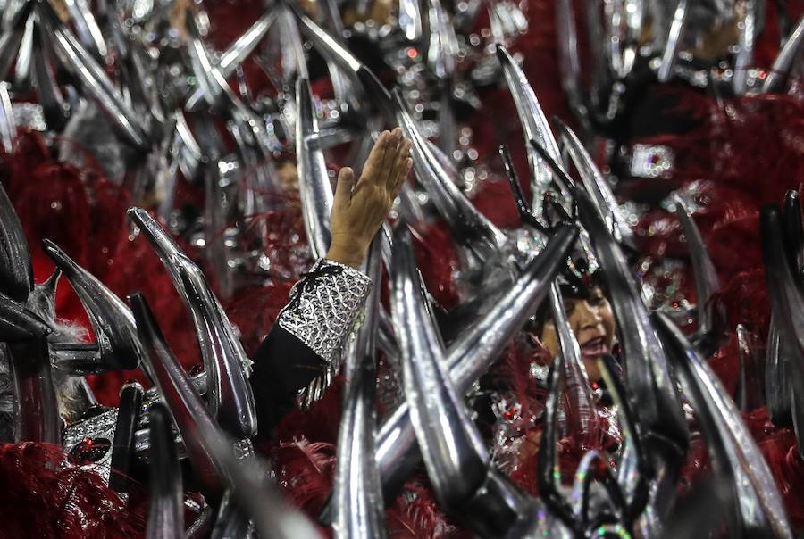 Mendigos bailarines, un navío pirata con agua fluyendo en cascada y hasta un motero encima de un carro alegórico: los desfiles del sambódromo, en Río de Janeiro, han dado la bienvenida a uno de los carnavales más importantes del mundo. Creatividad, sensualidad y exuberancia han sido las protagonistas de unos desfiles en los que se han realizado reclamos de igualdad y justicia, así como mensajes contra el lavado de dinero y la corrupción desbordada en el país suramericano.