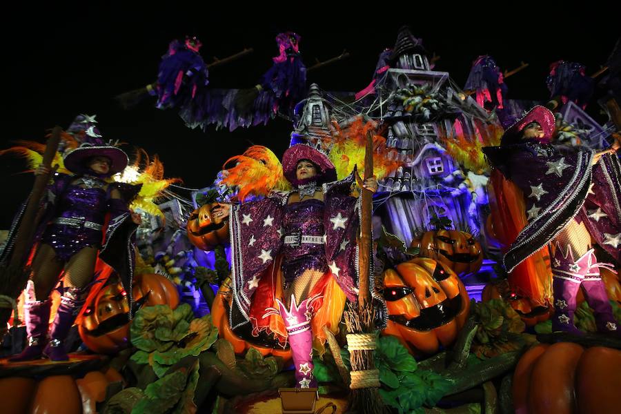 Mendigos bailarines, un navío pirata con agua fluyendo en cascada y hasta un motero encima de un carro alegórico: los desfiles del sambódromo, en Río de Janeiro, han dado la bienvenida a uno de los carnavales más importantes del mundo. Creatividad, sensualidad y exuberancia han sido las protagonistas de unos desfiles en los que se han realizado reclamos de igualdad y justicia, así como mensajes contra el lavado de dinero y la corrupción desbordada en el país suramericano.