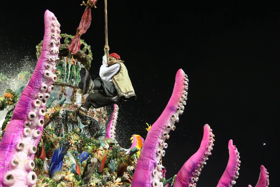 Mendigos bailarines, un navío pirata con agua fluyendo en cascada y hasta un motero encima de un carro alegórico: los desfiles del sambódromo, en Río de Janeiro, han dado la bienvenida a uno de los carnavales más importantes del mundo. Creatividad, sensualidad y exuberancia han sido las protagonistas de unos desfiles en los que se han realizado reclamos de igualdad y justicia, así como mensajes contra el lavado de dinero y la corrupción desbordada en el país suramericano.
