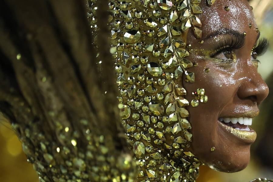 Mendigos bailarines, un navío pirata con agua fluyendo en cascada y hasta un motero encima de un carro alegórico: los desfiles del sambódromo, en Río de Janeiro, han dado la bienvenida a uno de los carnavales más importantes del mundo. Creatividad, sensualidad y exuberancia han sido las protagonistas de unos desfiles en los que se han realizado reclamos de igualdad y justicia, así como mensajes contra el lavado de dinero y la corrupción desbordada en el país suramericano.