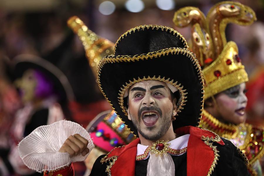 Mendigos bailarines, un navío pirata con agua fluyendo en cascada y hasta un motero encima de un carro alegórico: los desfiles del sambódromo, en Río de Janeiro, han dado la bienvenida a uno de los carnavales más importantes del mundo. Creatividad, sensualidad y exuberancia han sido las protagonistas de unos desfiles en los que se han realizado reclamos de igualdad y justicia, así como mensajes contra el lavado de dinero y la corrupción desbordada en el país suramericano.