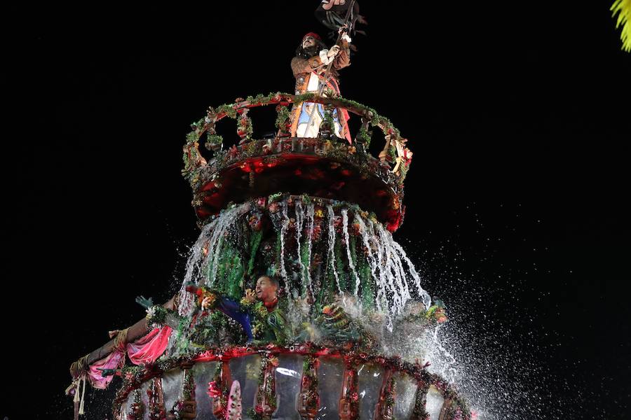Mendigos bailarines, un navío pirata con agua fluyendo en cascada y hasta un motero encima de un carro alegórico: los desfiles del sambódromo, en Río de Janeiro, han dado la bienvenida a uno de los carnavales más importantes del mundo. Creatividad, sensualidad y exuberancia han sido las protagonistas de unos desfiles en los que se han realizado reclamos de igualdad y justicia, así como mensajes contra el lavado de dinero y la corrupción desbordada en el país suramericano.
