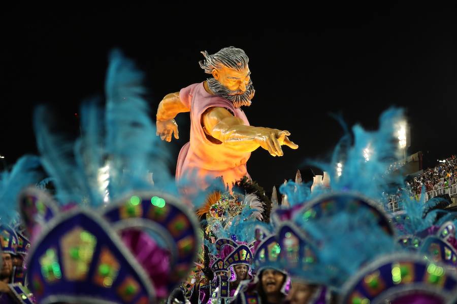 Mendigos bailarines, un navío pirata con agua fluyendo en cascada y hasta un motero encima de un carro alegórico: los desfiles del sambódromo, en Río de Janeiro, han dado la bienvenida a uno de los carnavales más importantes del mundo. Creatividad, sensualidad y exuberancia han sido las protagonistas de unos desfiles en los que se han realizado reclamos de igualdad y justicia, así como mensajes contra el lavado de dinero y la corrupción desbordada en el país suramericano.