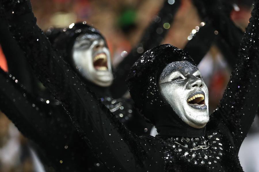 Mendigos bailarines, un navío pirata con agua fluyendo en cascada y hasta un motero encima de un carro alegórico: los desfiles del sambódromo, en Río de Janeiro, han dado la bienvenida a uno de los carnavales más importantes del mundo. Creatividad, sensualidad y exuberancia han sido las protagonistas de unos desfiles en los que se han realizado reclamos de igualdad y justicia, así como mensajes contra el lavado de dinero y la corrupción desbordada en el país suramericano.