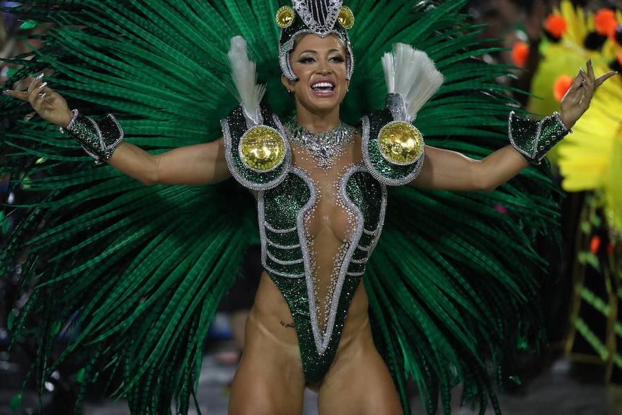 Mendigos bailarines, un navío pirata con agua fluyendo en cascada y hasta un motero encima de un carro alegórico: los desfiles del sambódromo, en Río de Janeiro, han dado la bienvenida a uno de los carnavales más importantes del mundo. Creatividad, sensualidad y exuberancia han sido las protagonistas de unos desfiles en los que se han realizado reclamos de igualdad y justicia, así como mensajes contra el lavado de dinero y la corrupción desbordada en el país suramericano.