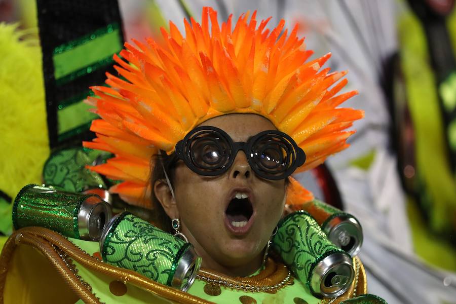 Mendigos bailarines, un navío pirata con agua fluyendo en cascada y hasta un motero encima de un carro alegórico: los desfiles del sambódromo, en Río de Janeiro, han dado la bienvenida a uno de los carnavales más importantes del mundo. Creatividad, sensualidad y exuberancia han sido las protagonistas de unos desfiles en los que se han realizado reclamos de igualdad y justicia, así como mensajes contra el lavado de dinero y la corrupción desbordada en el país suramericano.
