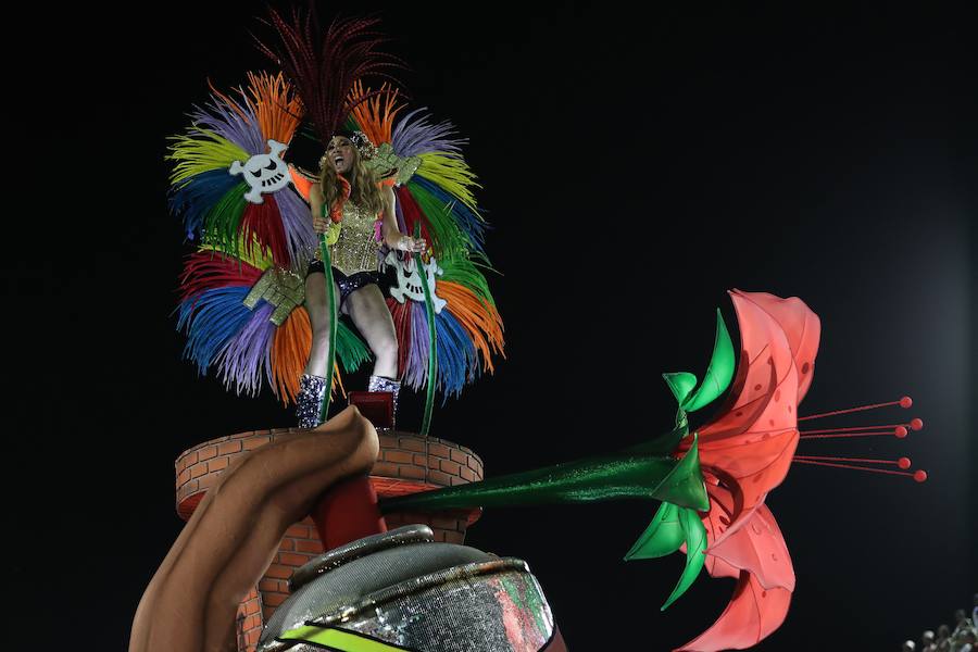 Mendigos bailarines, un navío pirata con agua fluyendo en cascada y hasta un motero encima de un carro alegórico: los desfiles del sambódromo, en Río de Janeiro, han dado la bienvenida a uno de los carnavales más importantes del mundo. Creatividad, sensualidad y exuberancia han sido las protagonistas de unos desfiles en los que se han realizado reclamos de igualdad y justicia, así como mensajes contra el lavado de dinero y la corrupción desbordada en el país suramericano.