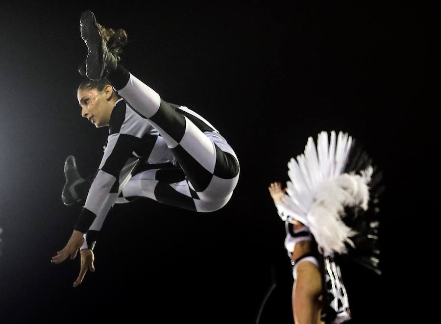 Mendigos bailarines, un navío pirata con agua fluyendo en cascada y hasta un motero encima de un carro alegórico: los desfiles del sambódromo, en Río de Janeiro, han dado la bienvenida a uno de los carnavales más importantes del mundo. Creatividad, sensualidad y exuberancia han sido las protagonistas de unos desfiles en los que se han realizado reclamos de igualdad y justicia, así como mensajes contra el lavado de dinero y la corrupción desbordada en el país suramericano.