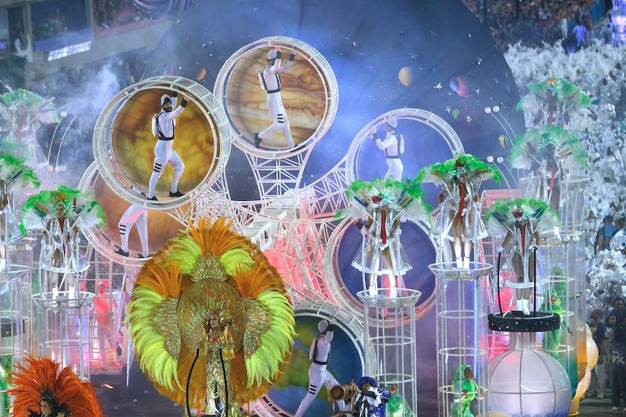 Mendigos bailarines, un navío pirata con agua fluyendo en cascada y hasta un motero encima de un carro alegórico: los desfiles del sambódromo, en Río de Janeiro, han dado la bienvenida a uno de los carnavales más importantes del mundo. Creatividad, sensualidad y exuberancia han sido las protagonistas de unos desfiles en los que se han realizado reclamos de igualdad y justicia, así como mensajes contra el lavado de dinero y la corrupción desbordada en el país suramericano.