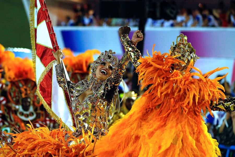 Mendigos bailarines, un navío pirata con agua fluyendo en cascada y hasta un motero encima de un carro alegórico: los desfiles del sambódromo, en Río de Janeiro, han dado la bienvenida a uno de los carnavales más importantes del mundo. Creatividad, sensualidad y exuberancia han sido las protagonistas de unos desfiles en los que se han realizado reclamos de igualdad y justicia, así como mensajes contra el lavado de dinero y la corrupción desbordada en el país suramericano.