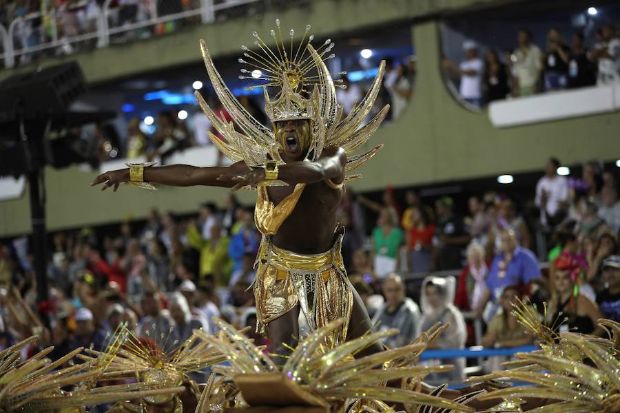 Mendigos bailarines, un navío pirata con agua fluyendo en cascada y hasta un motero encima de un carro alegórico: los desfiles del sambódromo, en Río de Janeiro, han dado la bienvenida a uno de los carnavales más importantes del mundo. Creatividad, sensualidad y exuberancia han sido las protagonistas de unos desfiles en los que se han realizado reclamos de igualdad y justicia, así como mensajes contra el lavado de dinero y la corrupción desbordada en el país suramericano.
