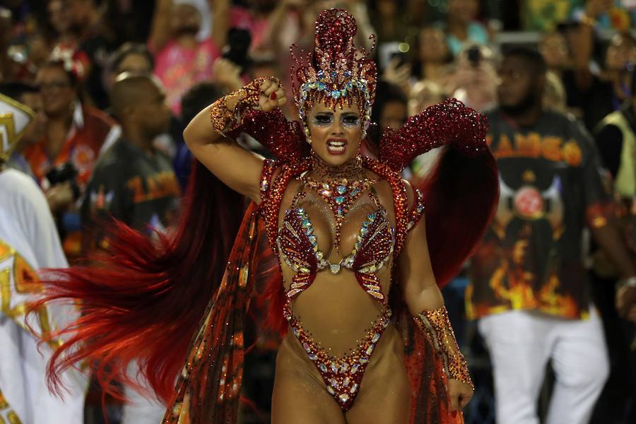 Mendigos bailarines, un navío pirata con agua fluyendo en cascada y hasta un motero encima de un carro alegórico: los desfiles del sambódromo, en Río de Janeiro, han dado la bienvenida a uno de los carnavales más importantes del mundo. Creatividad, sensualidad y exuberancia han sido las protagonistas de unos desfiles en los que se han realizado reclamos de igualdad y justicia, así como mensajes contra el lavado de dinero y la corrupción desbordada en el país suramericano.