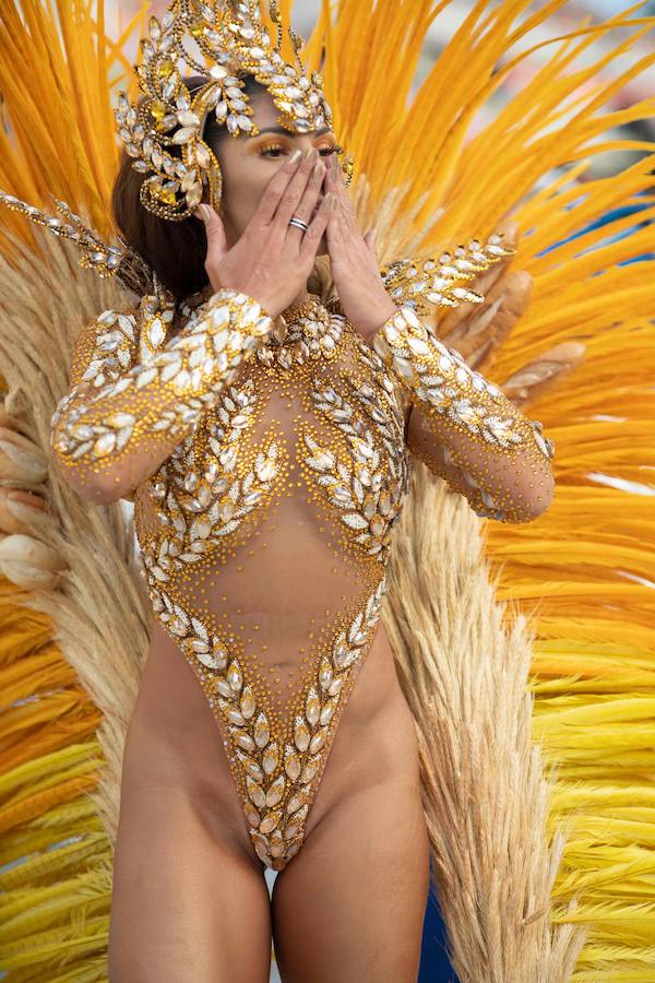 Mendigos bailarines, un navío pirata con agua fluyendo en cascada y hasta un motero encima de un carro alegórico: los desfiles del sambódromo, en Río de Janeiro, han dado la bienvenida a uno de los carnavales más importantes del mundo. Creatividad, sensualidad y exuberancia han sido las protagonistas de unos desfiles en los que se han realizado reclamos de igualdad y justicia, así como mensajes contra el lavado de dinero y la corrupción desbordada en el país suramericano.