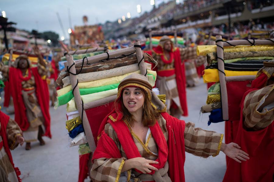 Mendigos bailarines, un navío pirata con agua fluyendo en cascada y hasta un motero encima de un carro alegórico: los desfiles del sambódromo, en Río de Janeiro, han dado la bienvenida a uno de los carnavales más importantes del mundo. Creatividad, sensualidad y exuberancia han sido las protagonistas de unos desfiles en los que se han realizado reclamos de igualdad y justicia, así como mensajes contra el lavado de dinero y la corrupción desbordada en el país suramericano.