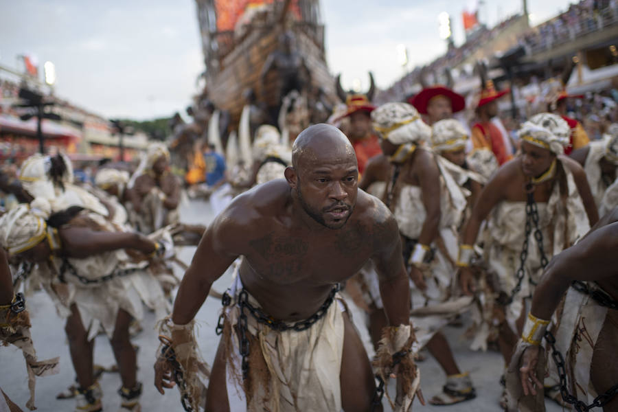 Mendigos bailarines, un navío pirata con agua fluyendo en cascada y hasta un motero encima de un carro alegórico: los desfiles del sambódromo, en Río de Janeiro, han dado la bienvenida a uno de los carnavales más importantes del mundo. Creatividad, sensualidad y exuberancia han sido las protagonistas de unos desfiles en los que se han realizado reclamos de igualdad y justicia, así como mensajes contra el lavado de dinero y la corrupción desbordada en el país suramericano.