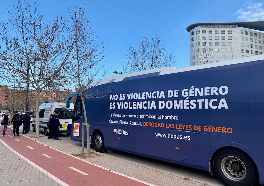 Fotos: Autobús de HazteOir detenido en Valencia