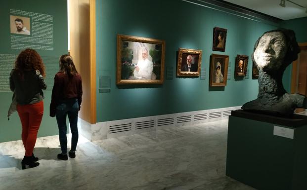 Dos personas en la sala Sorolla, que se desmantela estos días en el Bellas Artes. 