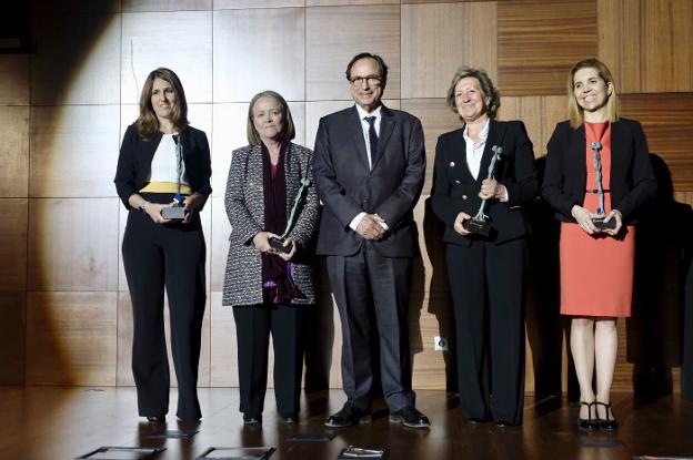 Ángela Pérez, Araceli Císcar, Pilar González de Frutos y Nuria Oliver, premiadas en Forinvest, ayer con el conseller Vicent Soler. 