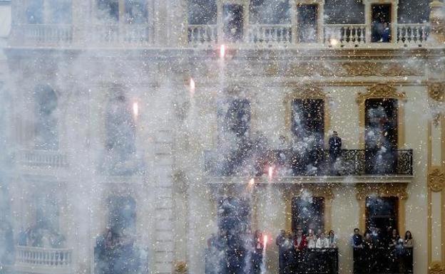 Fallas 2019 | Los balcones de la plaza del Ayuntamiento cuelgan el cartel de completo para la mascletà