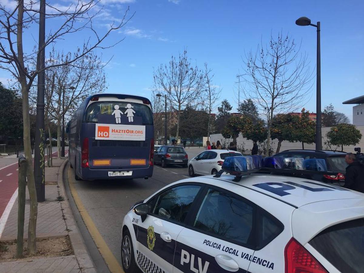 Fotos: Autobús de HazteOir detenido en Valencia