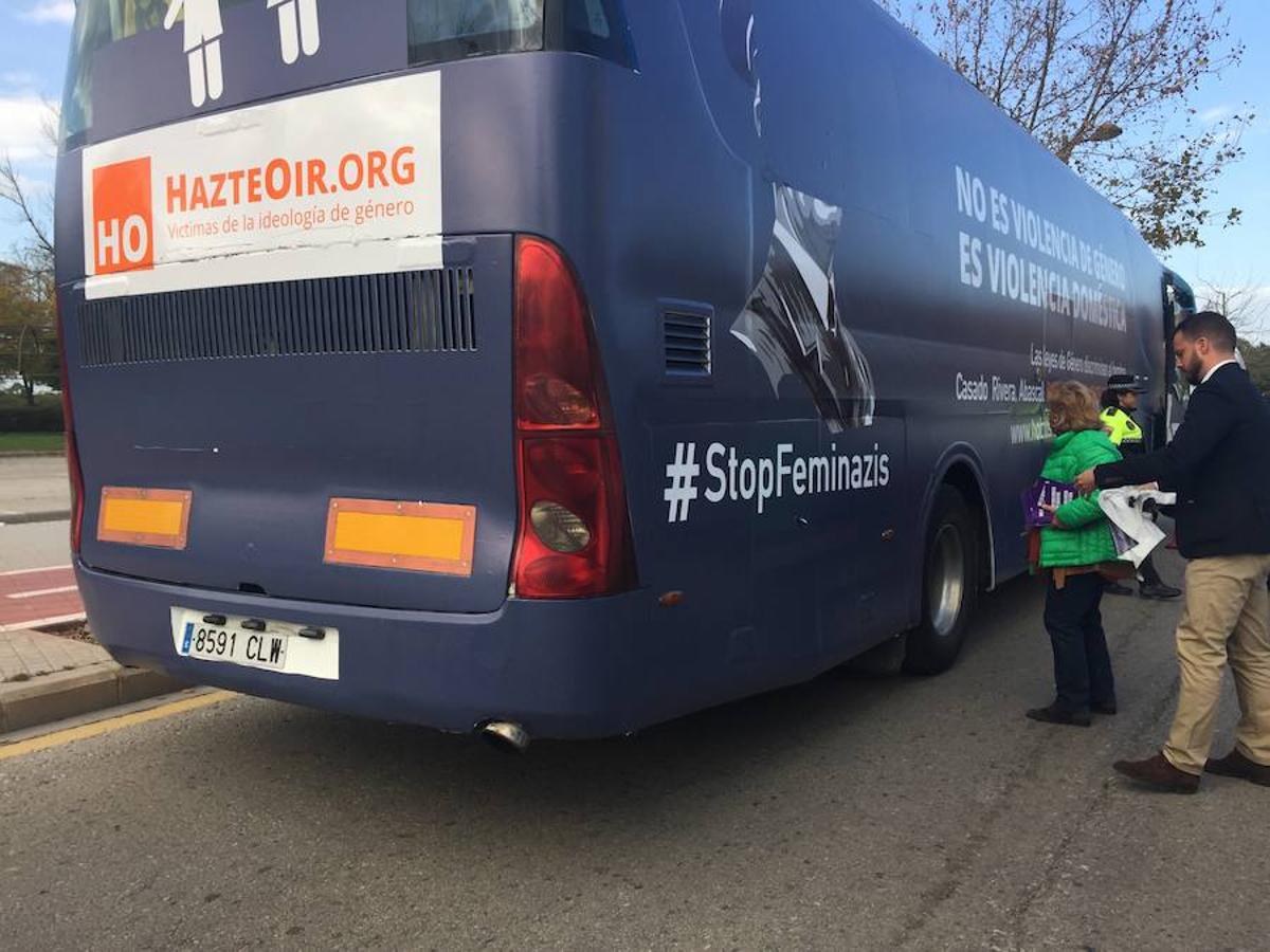 Fotos: Autobús de HazteOir detenido en Valencia