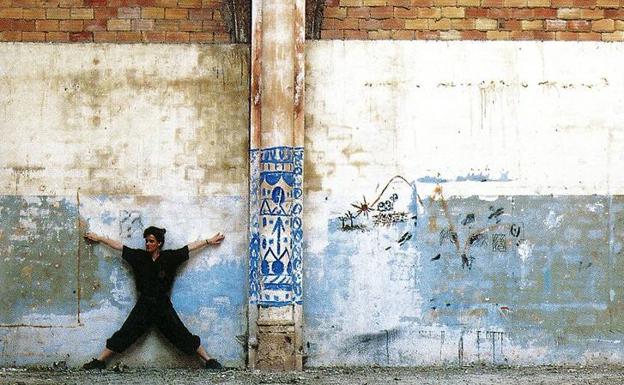 Claustro gótico antes de la restauración. Fotografías de Francesc Jarque en el libro 'Arquitectura Gótica Valenciana', Bancaixa 1991. En el círculo, otro grafiti previo a la intervención. 