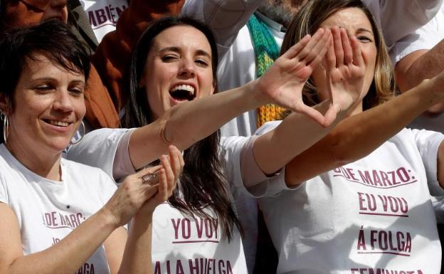 La portavoz de Unidos Podemos en el Congreso, Irene Montero (c), durante una foto de familia de la formación en las puertas del Congreso.