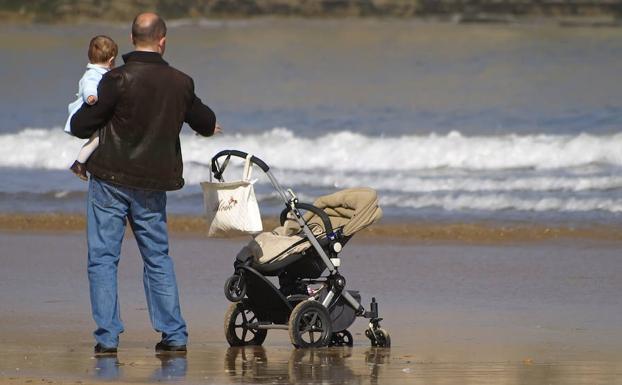 La ampliación del permiso por paternidad no entrará en vigor hasta el jueves al retrasarse su publicación en el BOE