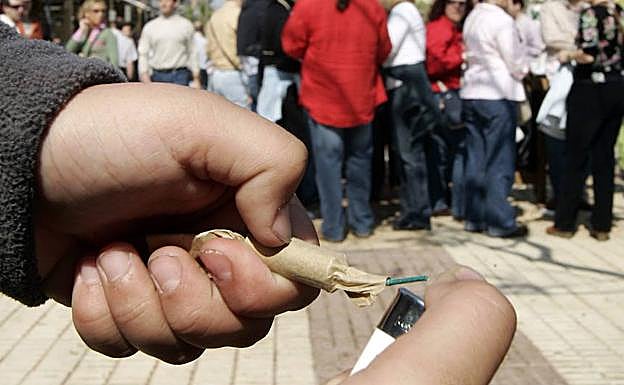 Un niño manipulando un petardo.