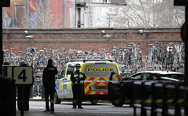 Dispositivo policial en la estación de tren de Waterloo. 