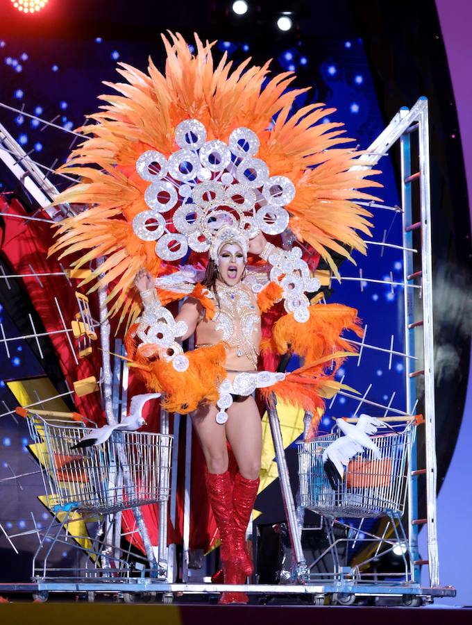 El Carnaval de Las Palmas de Gran Canaria eligió la noche del lunes a su Drag Queen 2019. El reconocimiento recayó en Drag Chuchi, que se presentó ante las 6.000 personas que llenaban el parque de Santa Catalina como un dios hindú en tránsito hacia Río de Janeiro. Y lo hizo con la fantasía «Repite mi nombre», un especáculo con una puesta de escena acrobática y sobrecogedora. El músico brasileño Carlinhos Brown fue el encargado de prender la mecha a la gran gala de unas fiestas que este año se inspiran en Río de Janeiro.