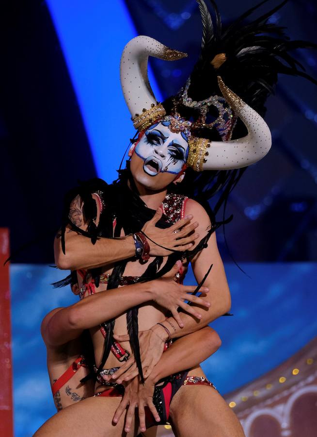 El Carnaval de Las Palmas de Gran Canaria eligió la noche del lunes a su Drag Queen 2019. El reconocimiento recayó en Drag Chuchi, que se presentó ante las 6.000 personas que llenaban el parque de Santa Catalina como un dios hindú en tránsito hacia Río de Janeiro. Y lo hizo con la fantasía «Repite mi nombre», un especáculo con una puesta de escena acrobática y sobrecogedora. El músico brasileño Carlinhos Brown fue el encargado de prender la mecha a la gran gala de unas fiestas que este año se inspiran en Río de Janeiro.