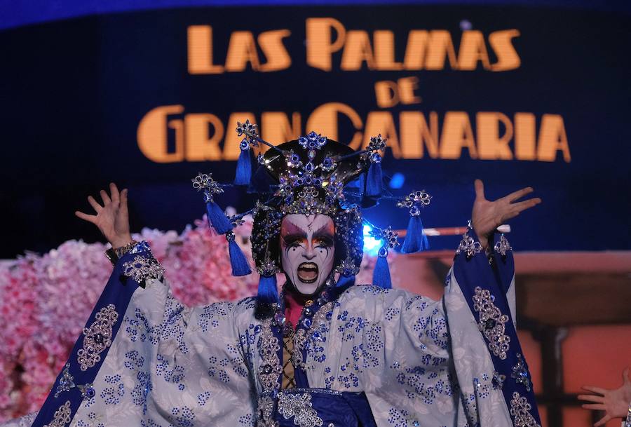 El Carnaval de Las Palmas de Gran Canaria eligió la noche del lunes a su Drag Queen 2019. El reconocimiento recayó en Drag Chuchi, que se presentó ante las 6.000 personas que llenaban el parque de Santa Catalina como un dios hindú en tránsito hacia Río de Janeiro. Y lo hizo con la fantasía «Repite mi nombre», un especáculo con una puesta de escena acrobática y sobrecogedora. El músico brasileño Carlinhos Brown fue el encargado de prender la mecha a la gran gala de unas fiestas que este año se inspiran en Río de Janeiro.