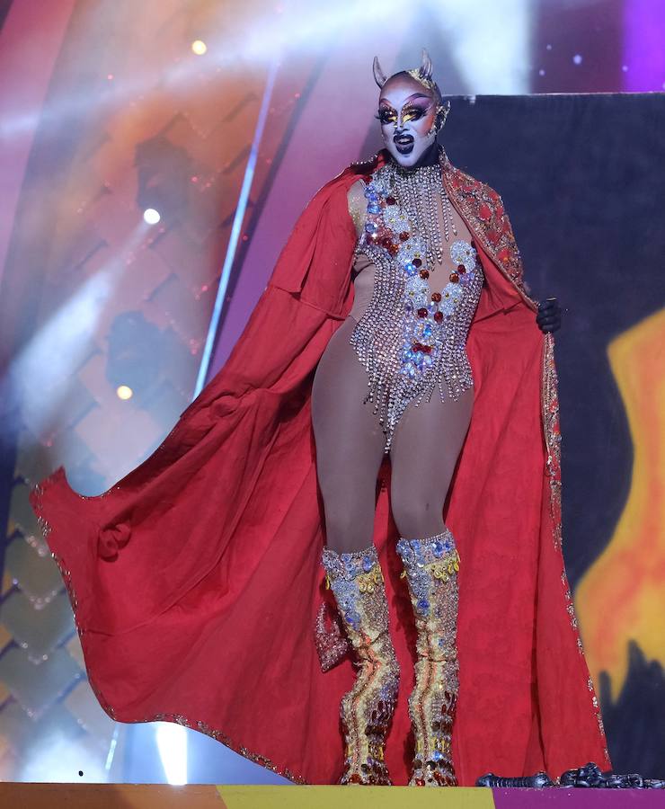 El Carnaval de Las Palmas de Gran Canaria eligió la noche del lunes a su Drag Queen 2019. El reconocimiento recayó en Drag Chuchi, que se presentó ante las 6.000 personas que llenaban el parque de Santa Catalina como un dios hindú en tránsito hacia Río de Janeiro. Y lo hizo con la fantasía «Repite mi nombre», un especáculo con una puesta de escena acrobática y sobrecogedora. El músico brasileño Carlinhos Brown fue el encargado de prender la mecha a la gran gala de unas fiestas que este año se inspiran en Río de Janeiro.