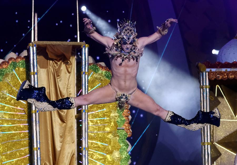 El Carnaval de Las Palmas de Gran Canaria eligió la noche del lunes a su Drag Queen 2019. El reconocimiento recayó en Drag Chuchi, que se presentó ante las 6.000 personas que llenaban el parque de Santa Catalina como un dios hindú en tránsito hacia Río de Janeiro. Y lo hizo con la fantasía «Repite mi nombre», un especáculo con una puesta de escena acrobática y sobrecogedora. El músico brasileño Carlinhos Brown fue el encargado de prender la mecha a la gran gala de unas fiestas que este año se inspiran en Río de Janeiro.